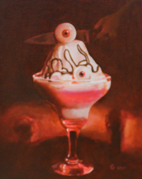 Un postre en una copa que presenta una bola de helado decorada con un ojo y chocolate, acompañada de un cuchillo en el fondo difuminado.